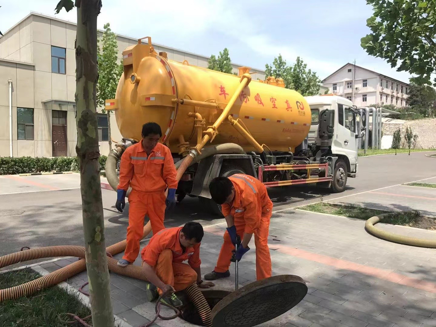 东辽管道疏通车停在窨井附近