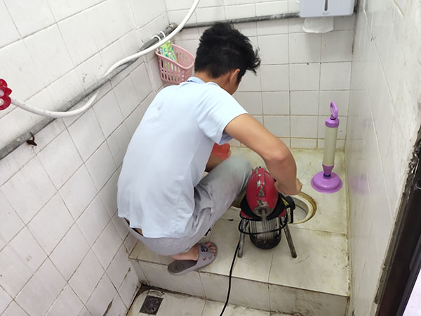 东辽管道堵塞冒臭气 专业师傅现场解决问题